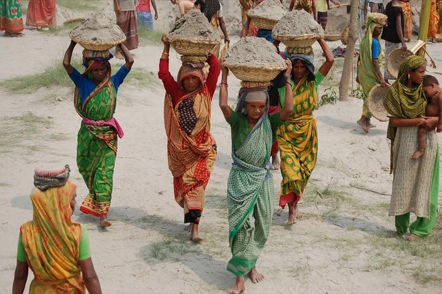 Dünya kadınların başları üzerinde dönüyor