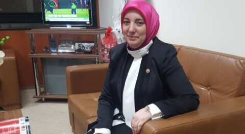 Bursa Milletvekili Gözgeç , kadın kollarının nabzını tutuyor.