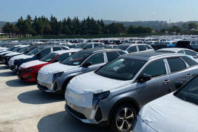 Türkiye'ye getirilen binlerce sıfır araç böyle görüntülendi