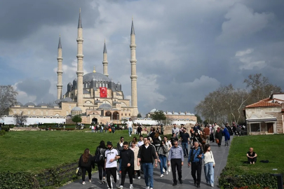 Edirne'de turist hareketliliği esnafın yüzünü güldürdü.